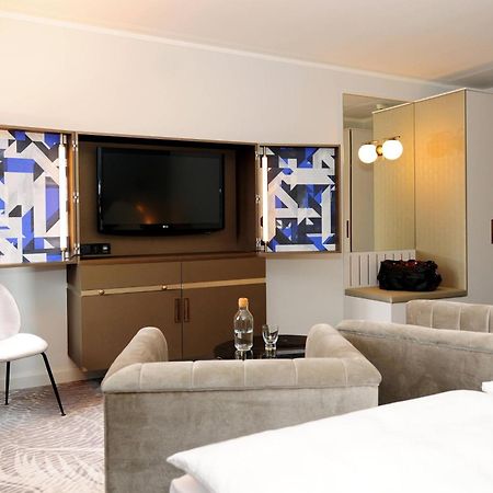 Hotel Elephant Weimar, Autograph Collection Bagian luar foto A suite at the hotel