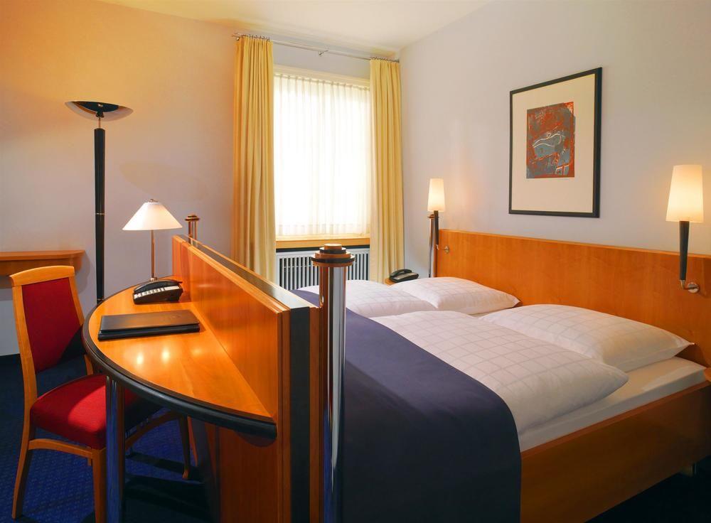Hotel Elephant Weimar, Autograph Collection Bagian luar foto A typical room at a hotel