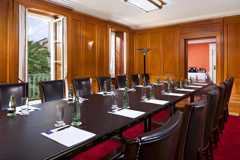 Hotel Elephant Weimar, Autograph Collection Bagian luar foto The boardroom at the London School of Economics