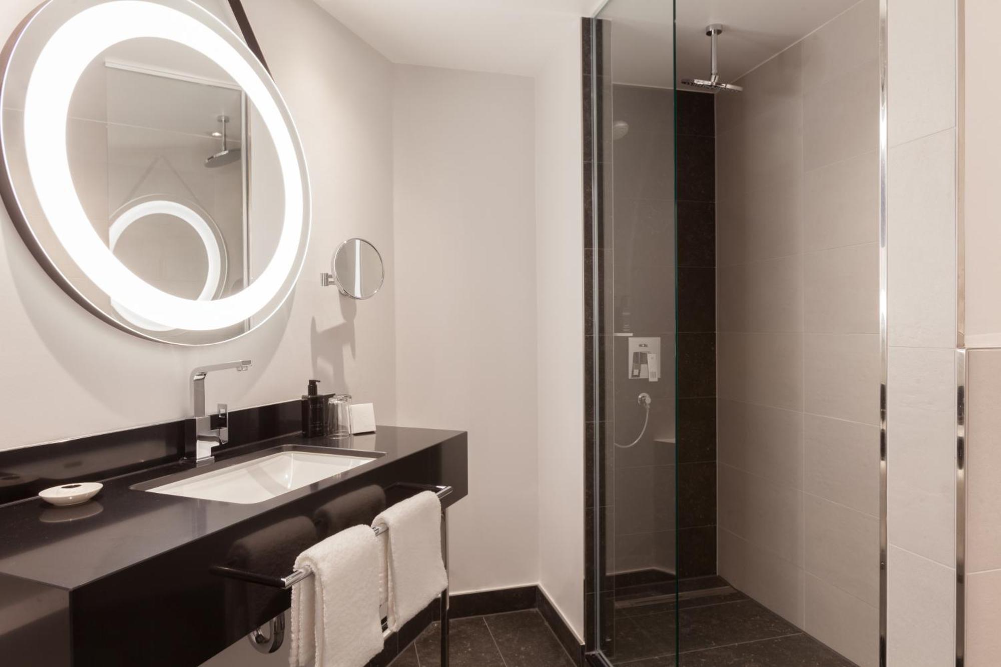 Hotel Elephant Weimar, Autograph Collection Bagian luar foto Bathroom