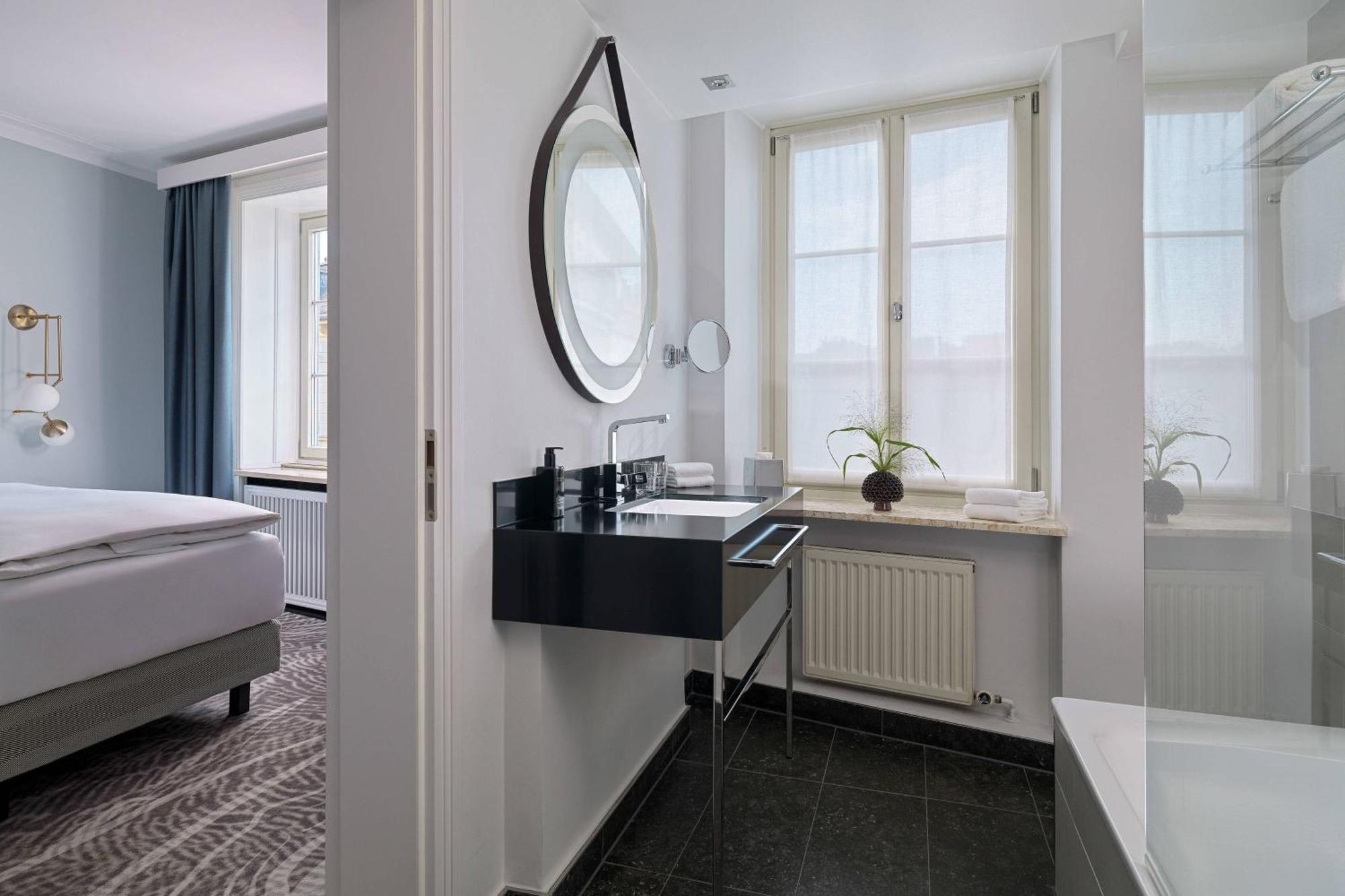 Hotel Elephant Weimar, Autograph Collection Bagian luar foto Bathroom