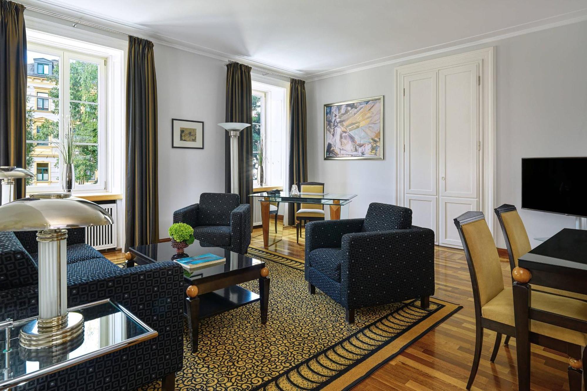 Hotel Elephant Weimar, Autograph Collection Bagian luar foto A suite at the Hotel de Crillon