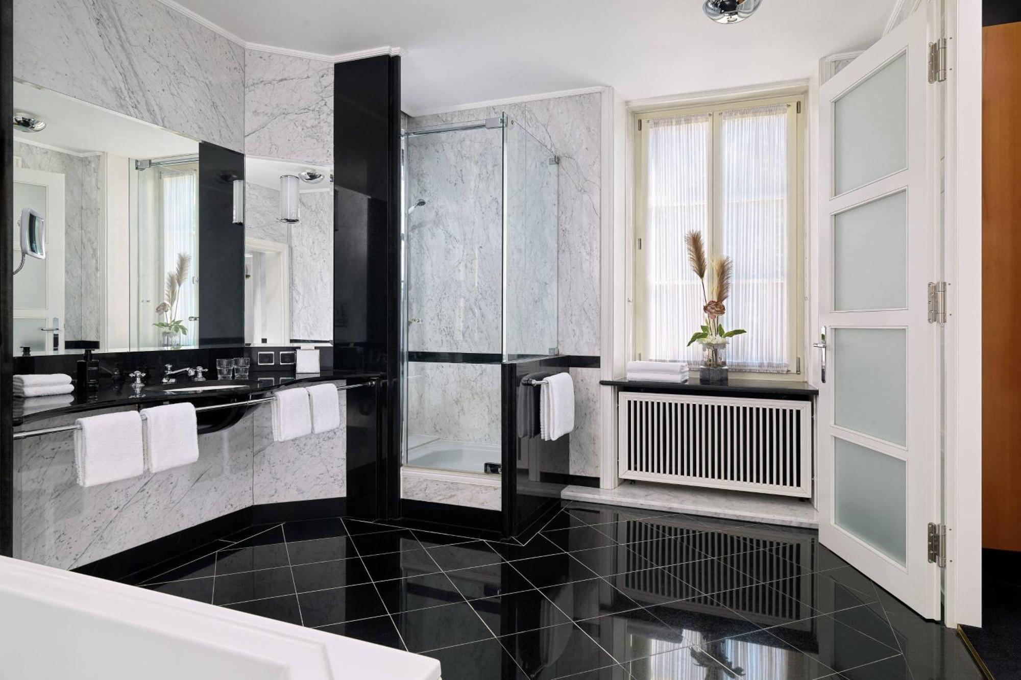 Hotel Elephant Weimar, Autograph Collection Bagian luar foto A bathroom in the hotel