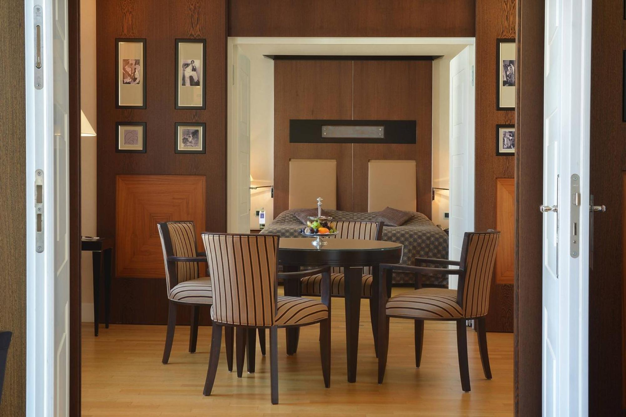 Hotel Elephant Weimar, Autograph Collection Bagian luar foto A suite at the hotel