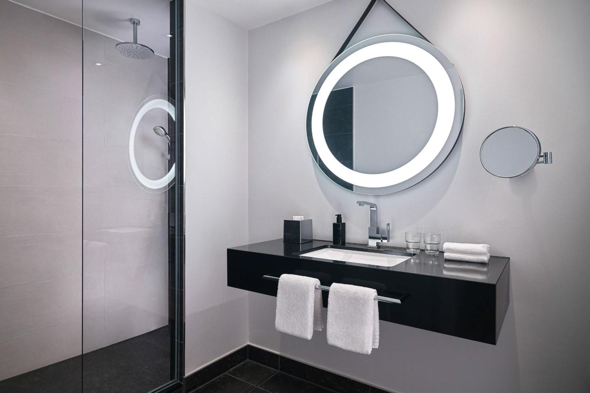 Hotel Elephant Weimar, Autograph Collection Bagian luar foto Bathroom