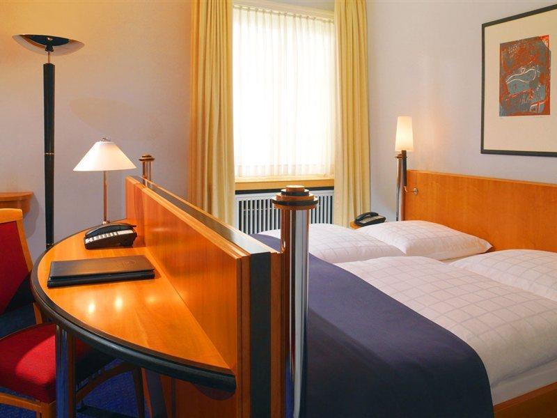Hotel Elephant Weimar, Autograph Collection Bagian luar foto A typical room at a hotel