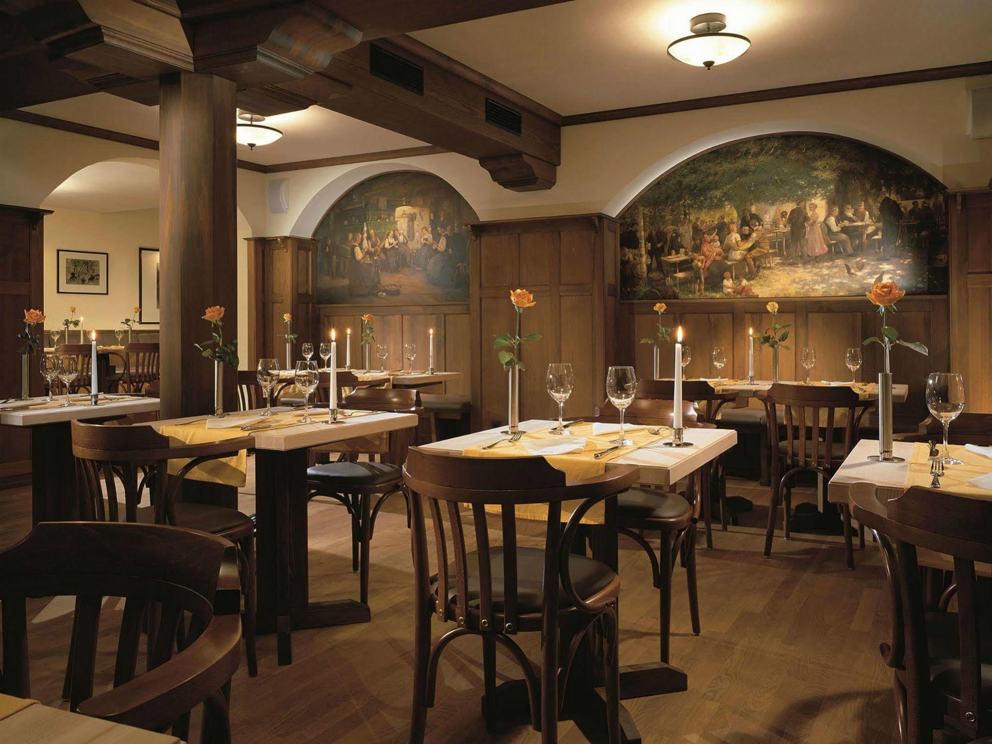 Hotel Elephant Weimar, Autograph Collection Bagian luar foto Interior of the restaurant